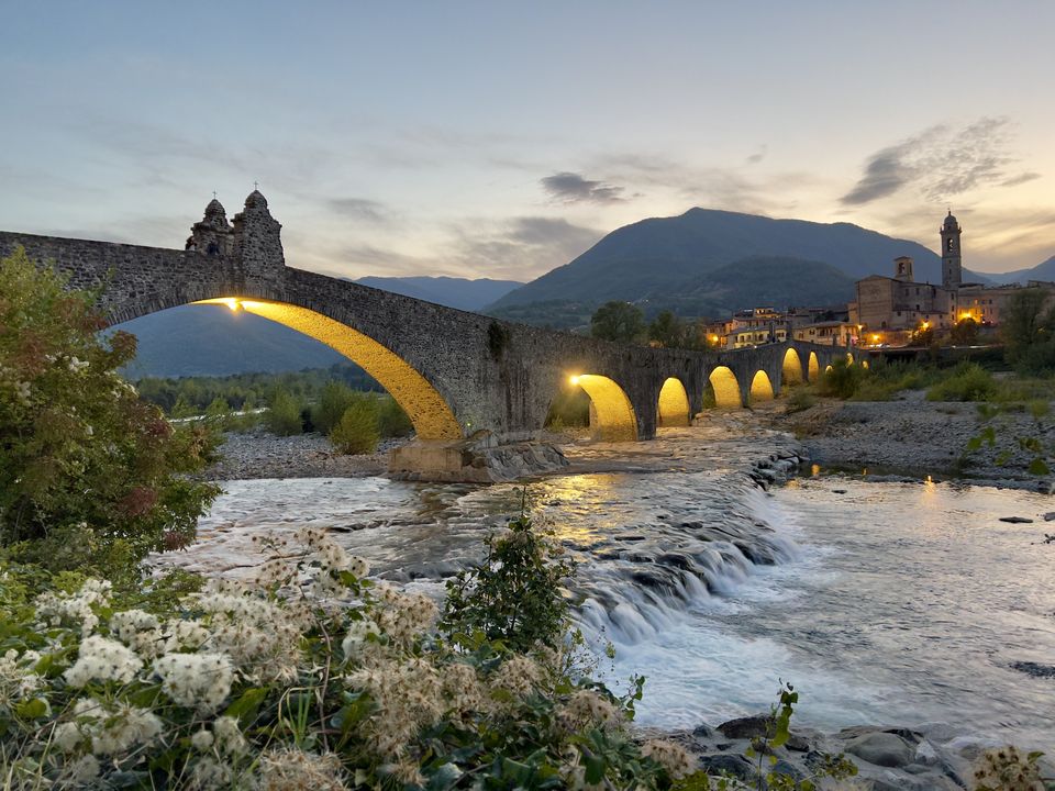 Letecký pohled na Bobbio s Ďáblovým mostem přes řeku Trebbiu