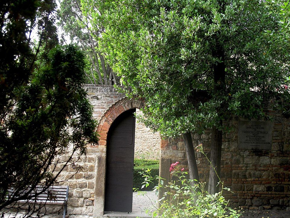 Zákoutí borga Arquà Petrarca s výhledem do krajiny
