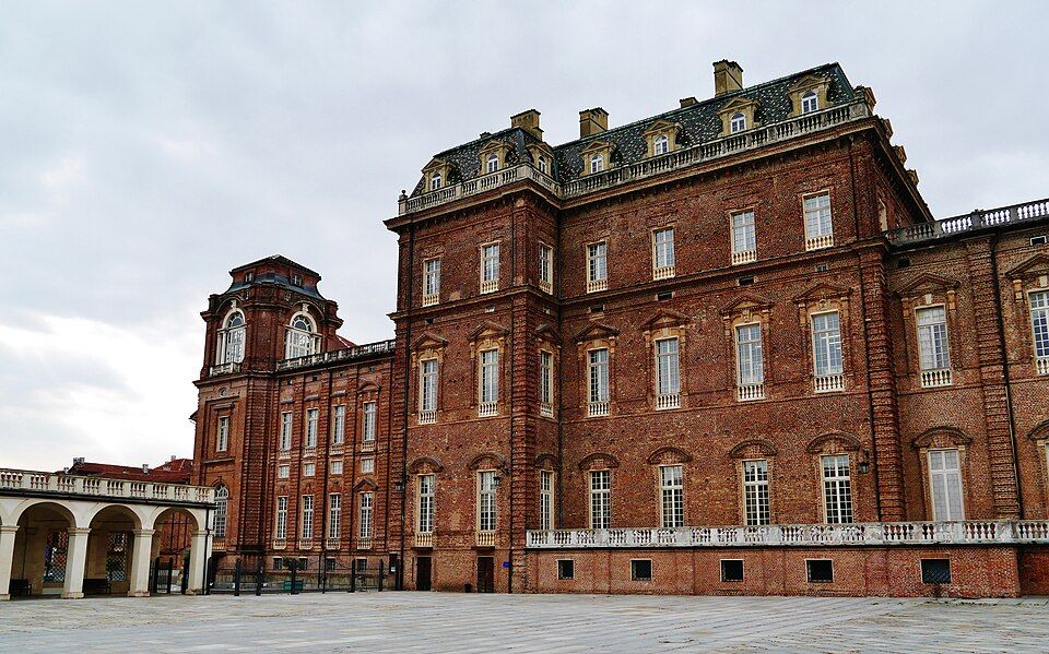 Vnější průčelí paláce Venaria Reale s barokní fasádou