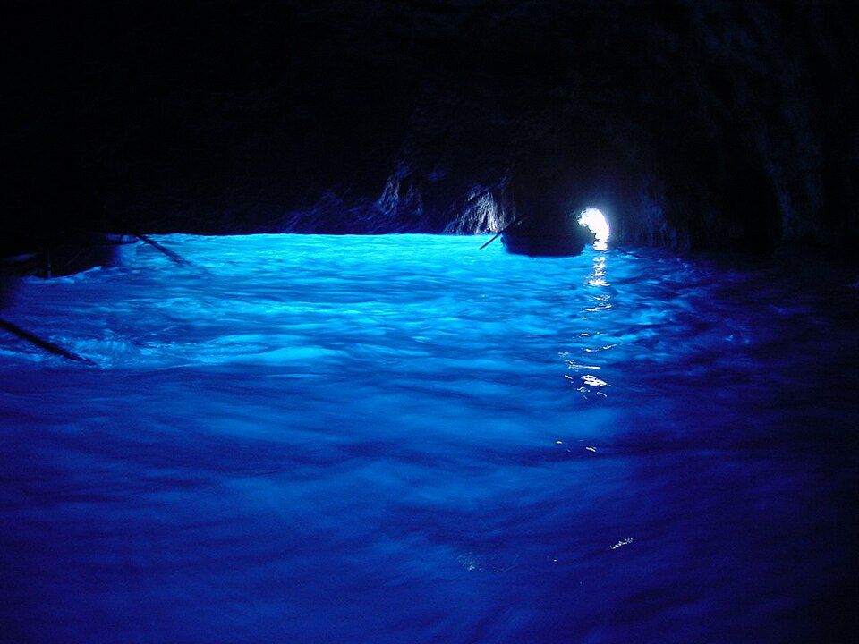 Zářivě modrá voda uvnitř Grotta Azzurra na ostrově Capri