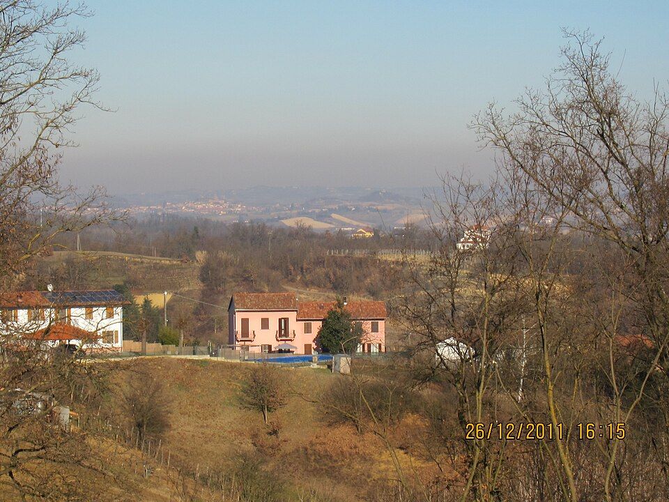 Pohled na střechy Asti a okolní krajinu