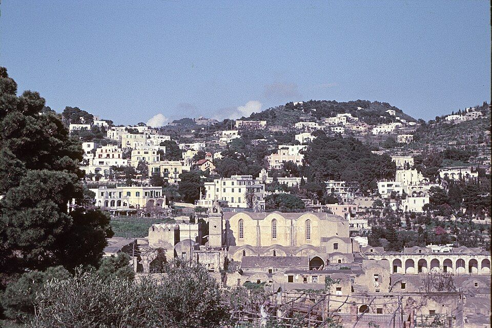Domy a kostel na Capri s výhledem na more, 1960