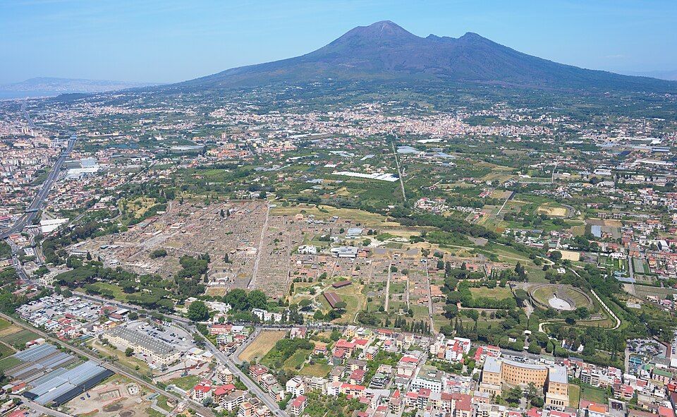 Letecký pohled na Pompeje a Vesuv