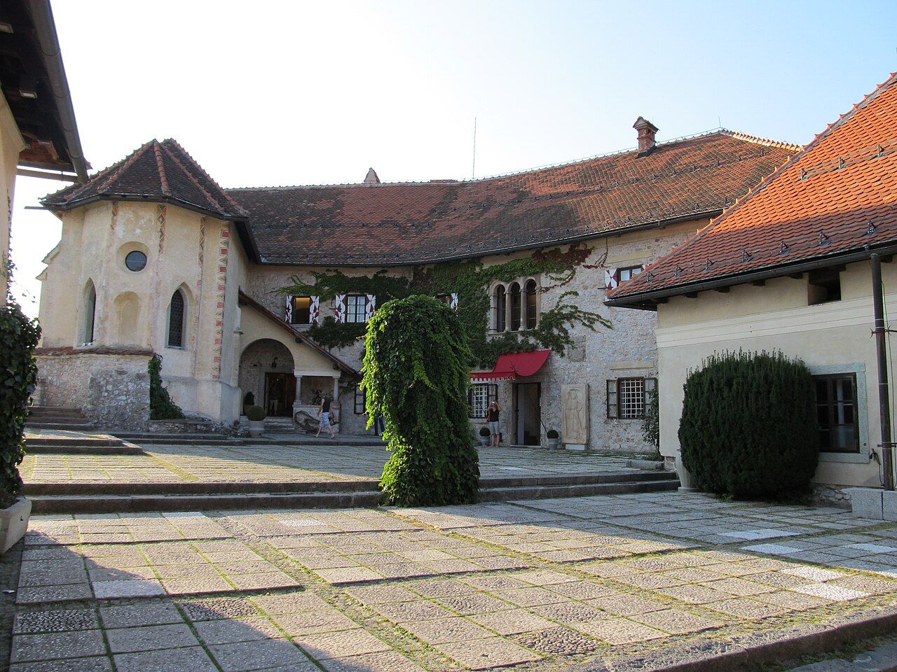 Bledský hrad na skále nad jezerem