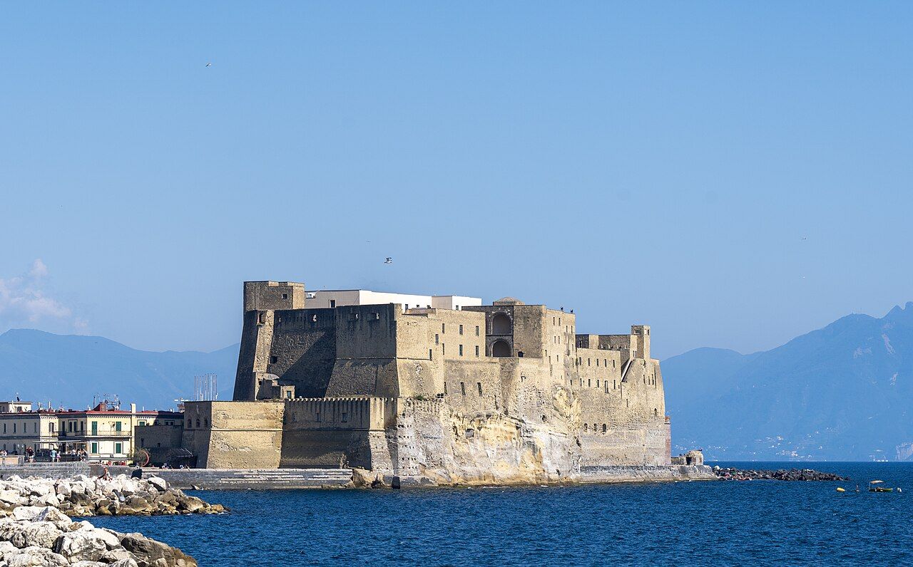 Hrad Castel dell'Ovo u moře v Neapoli