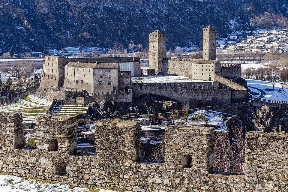 Pohled na Castelgrande a město z hradu Montebello
