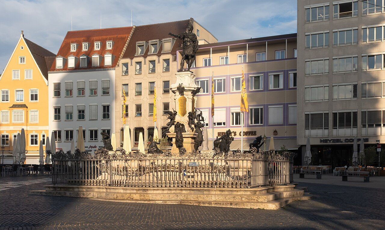 Augustova kašna na Rathausplatz před augsburskou radnicí