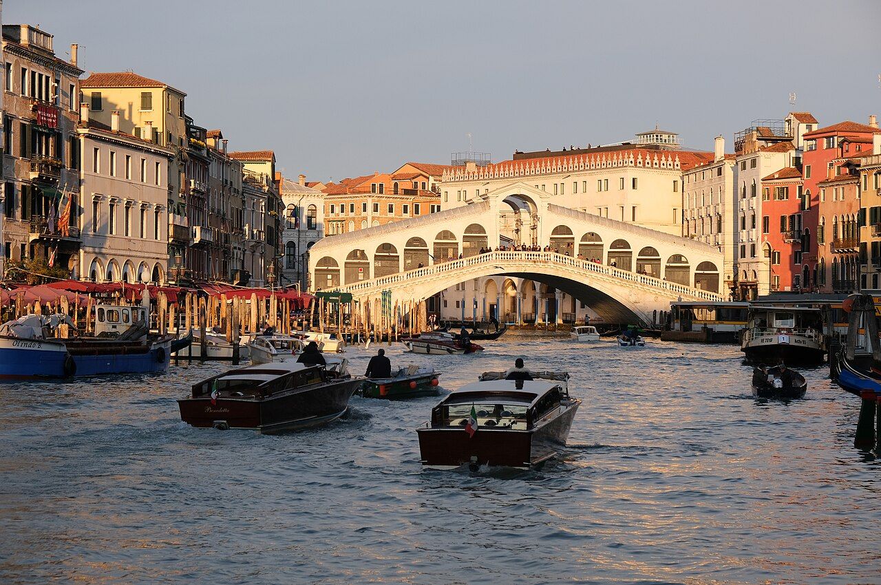 Most Rialto klenoucí se přes Canal Grande s gondolami