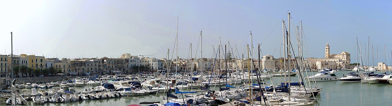 Trani — panorama přístavu a katedrály nad mořem