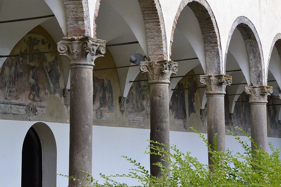 Etruské pohřební urny a sarkofágy v Národním archeologickém muzeu v Tuscanii