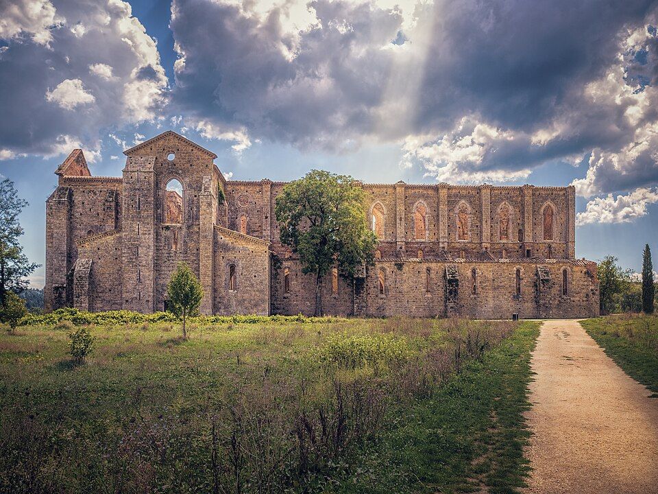 Celkový pohled na opatství San Galgano bez střechy