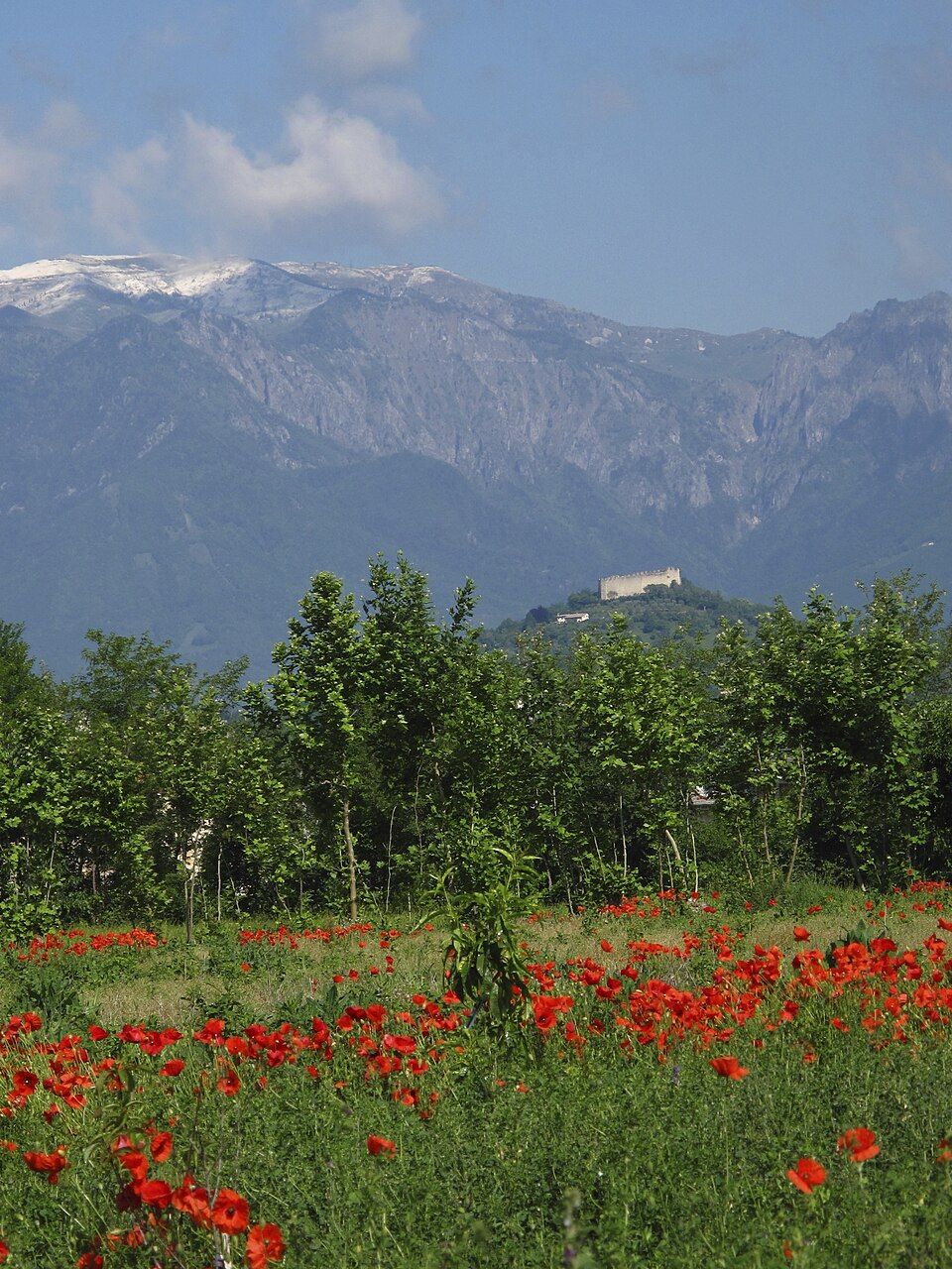 Pevnost Rocca nad Asolem s horou Monte Grappa v pozadí