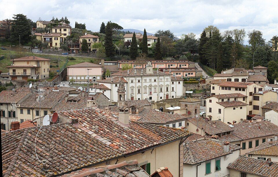 Celkový pohled na Anghiari a hradby nad údolím