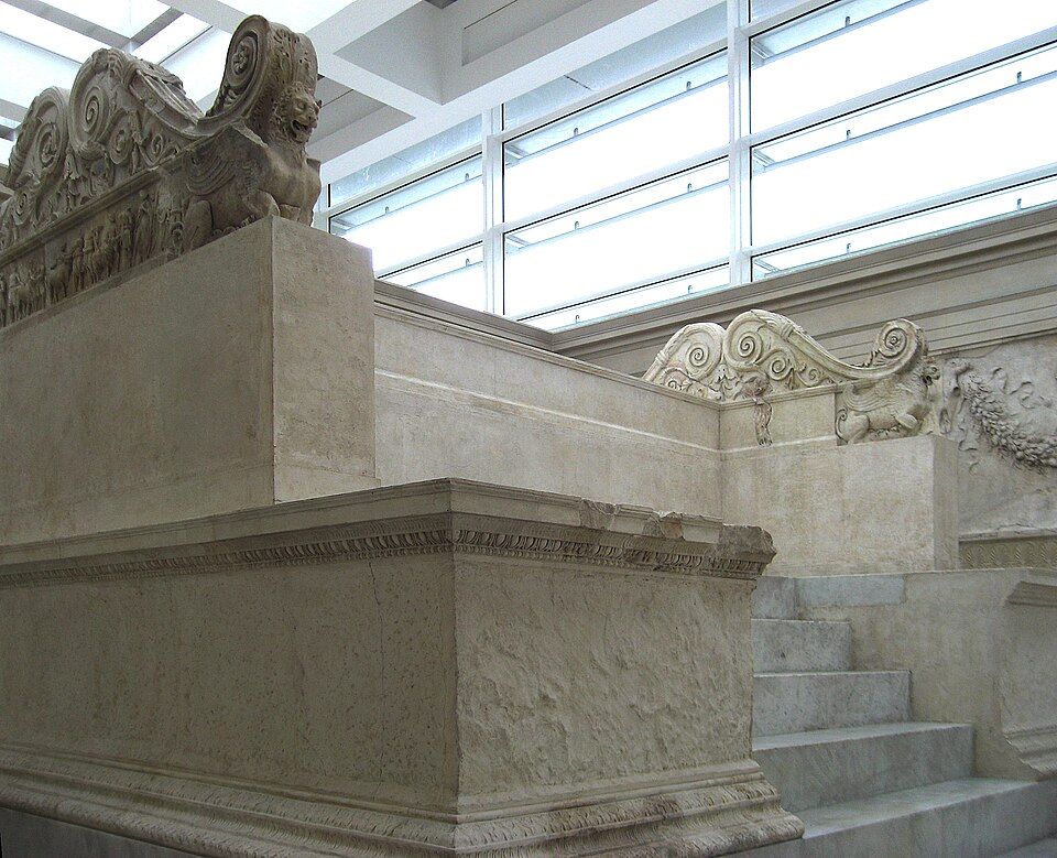 Celkový pohled na mramorovou ohradu oltáře Ara Pacis s reliéfy