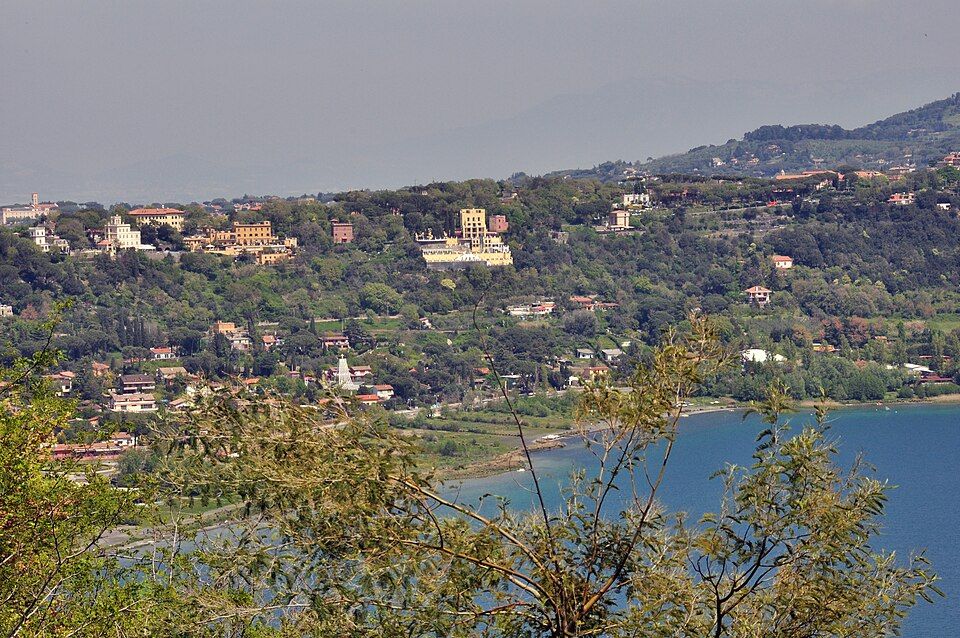 Pohled na Castel Gandolfo a okolí