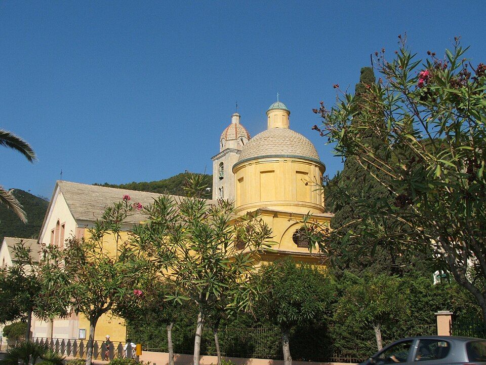 Borgo Saraceno Varigotti — pohled na barevné fasády a zálivcek z dlažby borghu