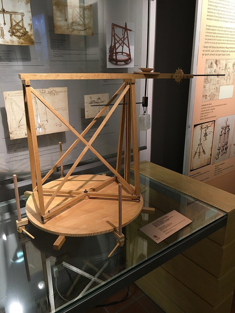 Dřevěný model Leonardova stroje v Museo Leonardiano