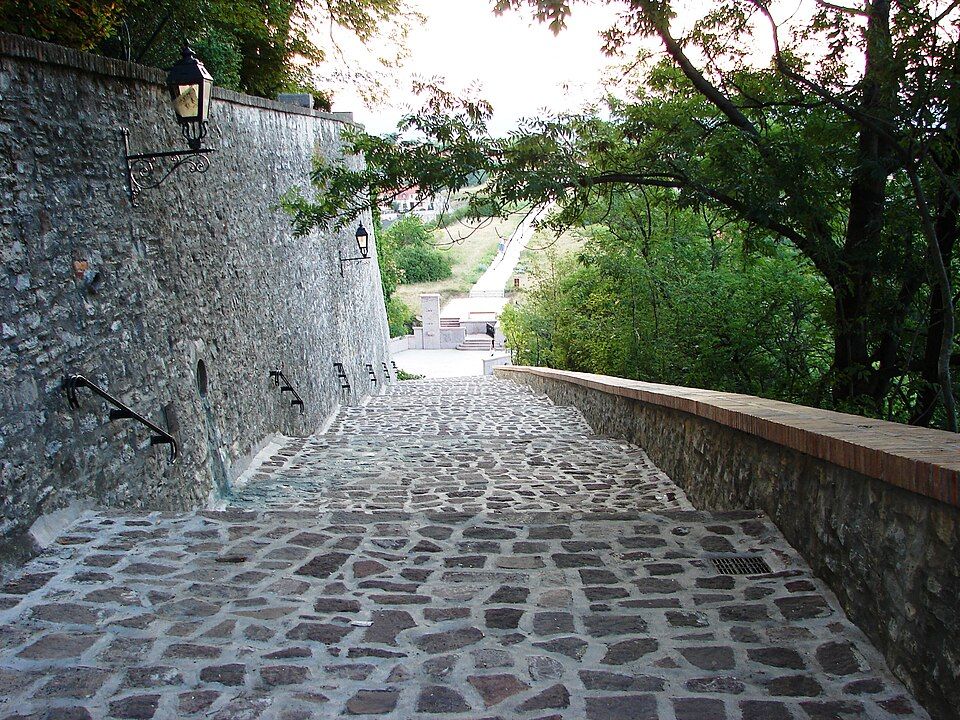 Uličky a domy ve Veszprému