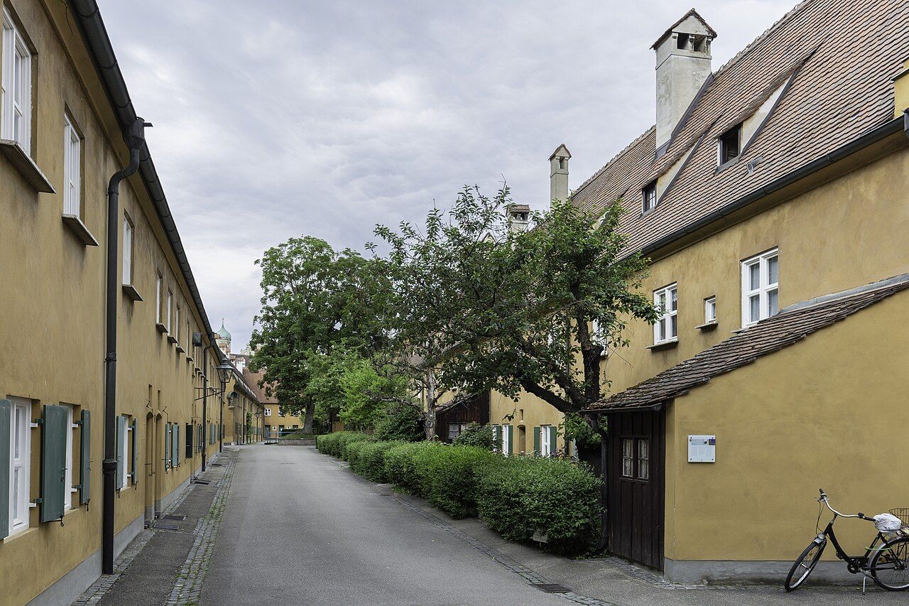 Domky a ulice v augsburském sídlišti Fuggerei