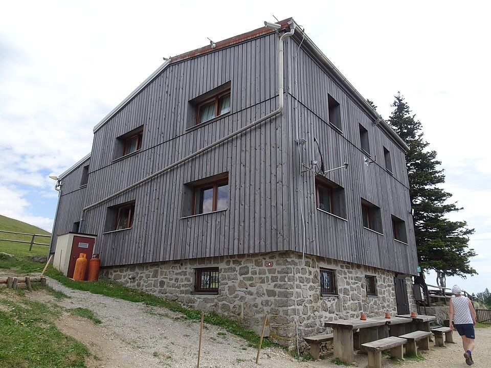 Horská chata na sousední Malé planině — zázemí pro pěší túry