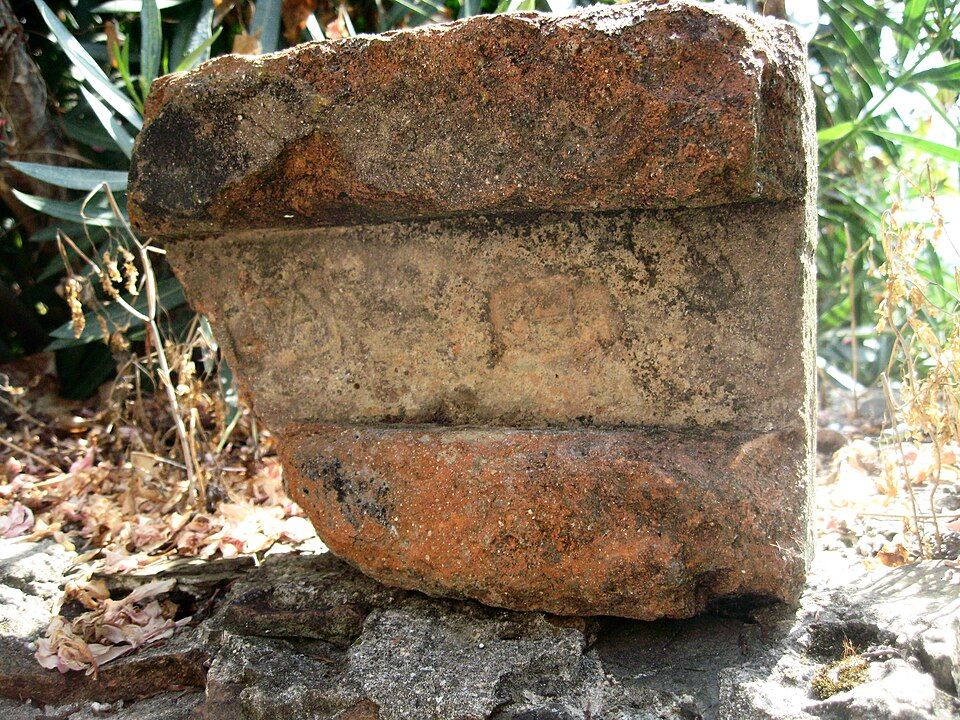 Fragment cihly z antické Velie s viditelnou strukturou materiálu