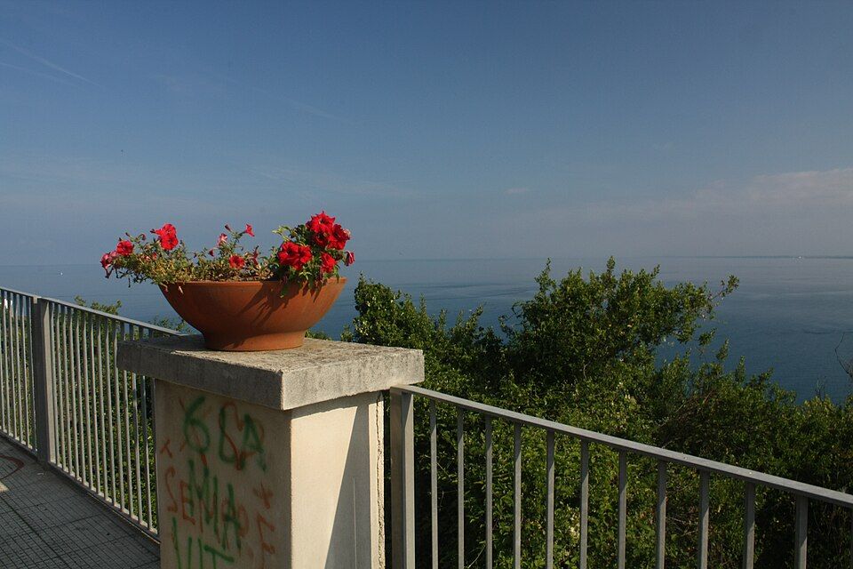Agropoli — panorama zálivu s ostrohem a zástavbou