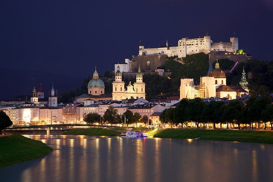 Pohled přes řeku Salzach na staré město Salzburg s pevností nad střechami