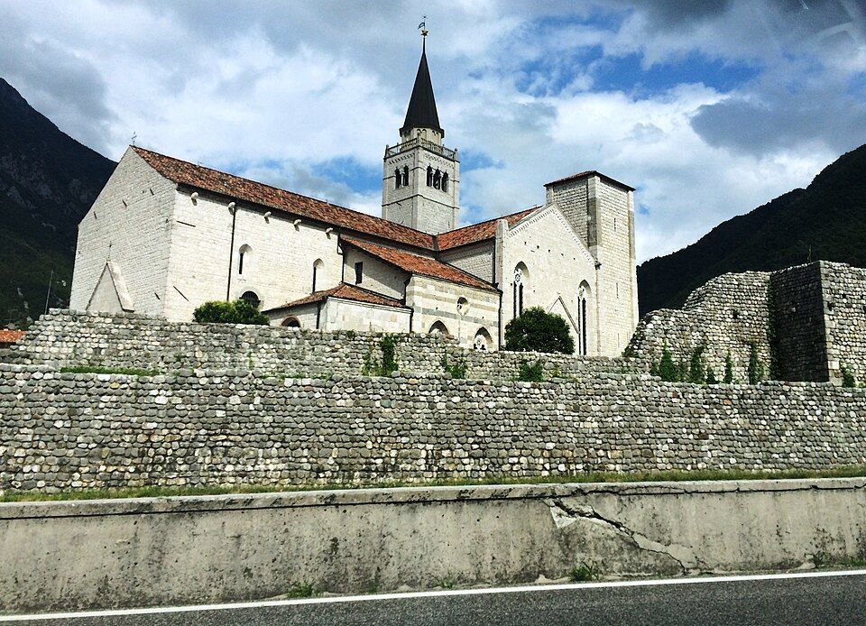 Kamenné domy a ulice historického centra Venzone po obnově