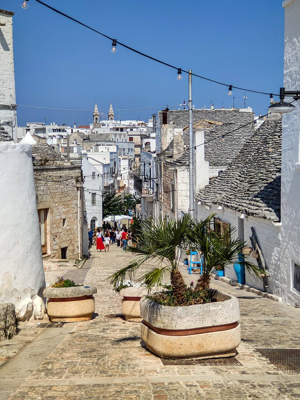 Ulička trulli s výhledem na kostel