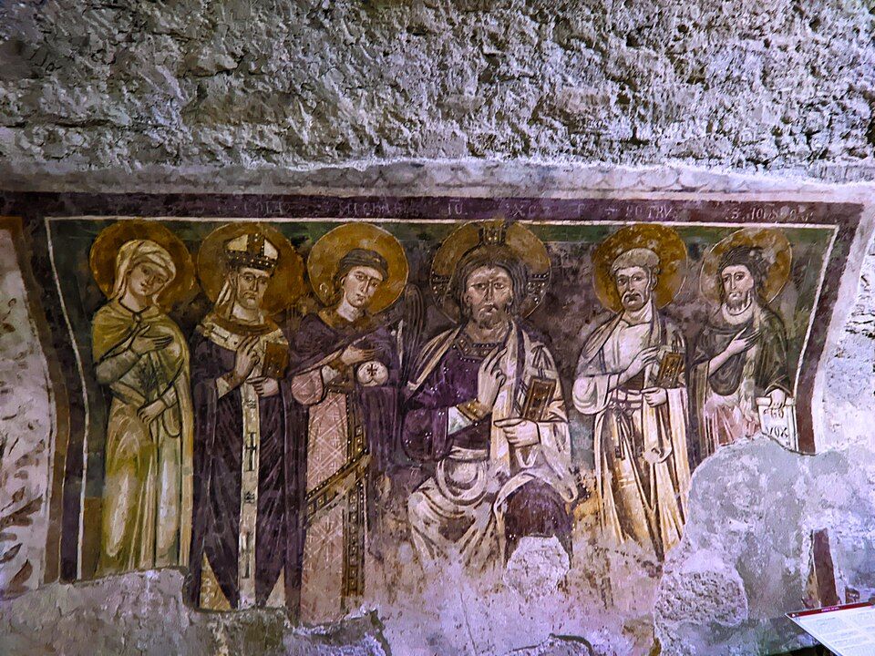 Vitrina muzea katedrály v Anagni s historickými artefakty