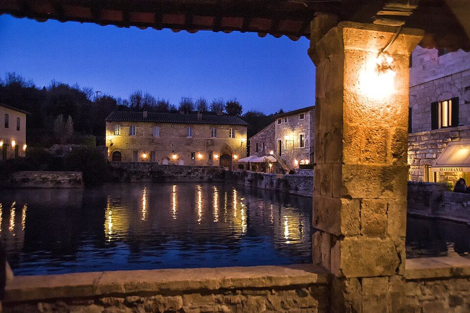 Pohled na vesnici Bagno Vignoni od bazénu