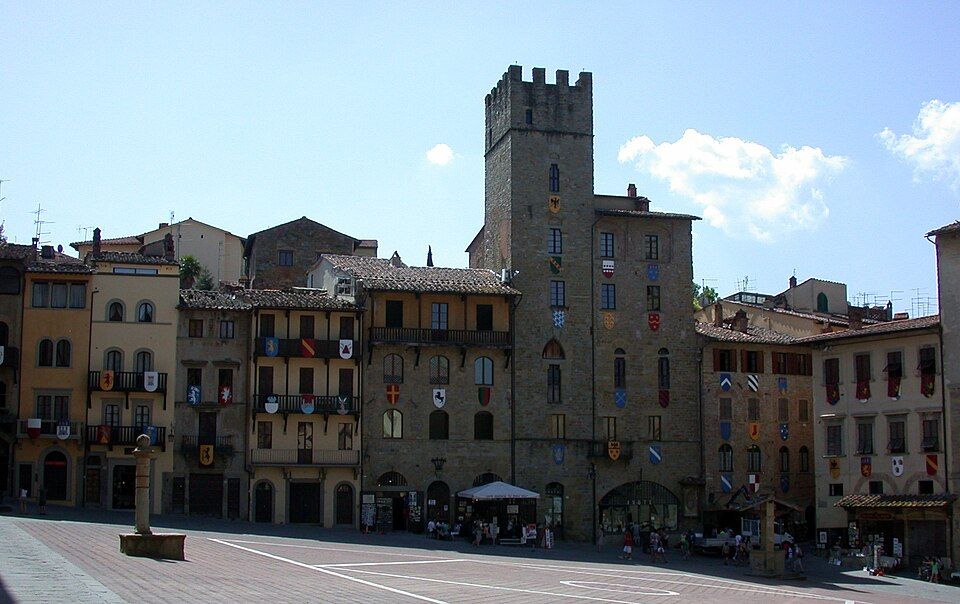 Renesanční lodžie od Vasariho na Piazza Grande v Arezzu