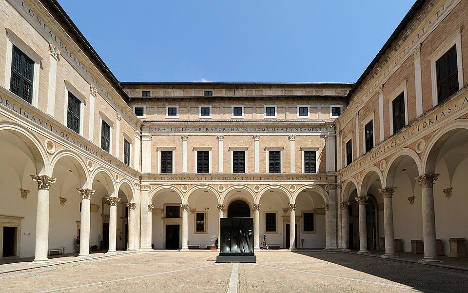 Renesanční čestné nádvoří s arkádami v Palazzo Ducale Urbino