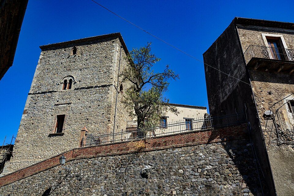 Středověká věž nad historickým jádrem Altomonte