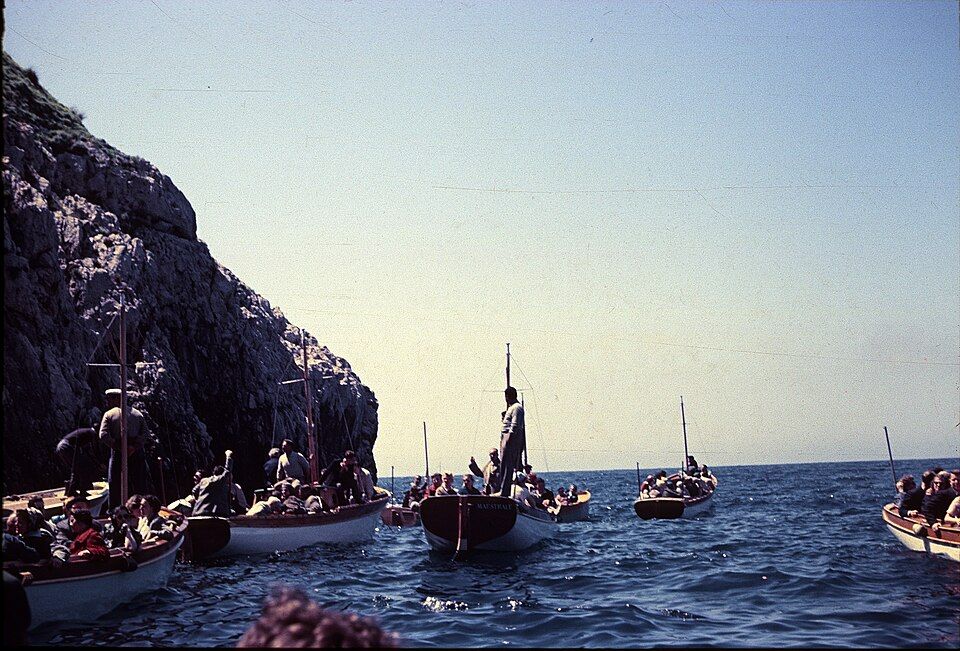 Prestup do malé lod'ky u Grotta Azzurra — Modré jeskyné, 1960