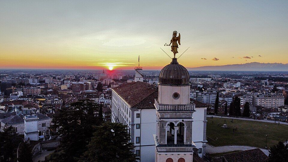 Renesanční palác hradu v Udine na vrcholu zeleného kopce