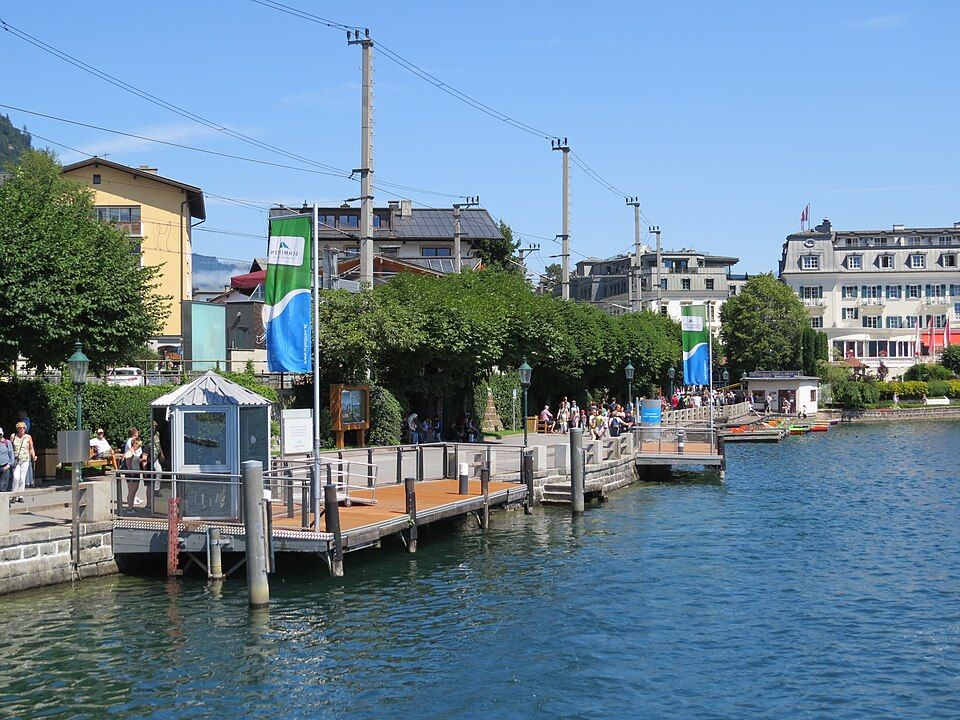 Plážová promenáda u Zellského jezera