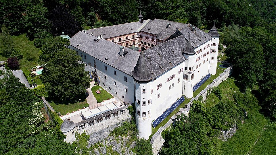Zámek Tratzberg nad řekou Inn u Jenbachu