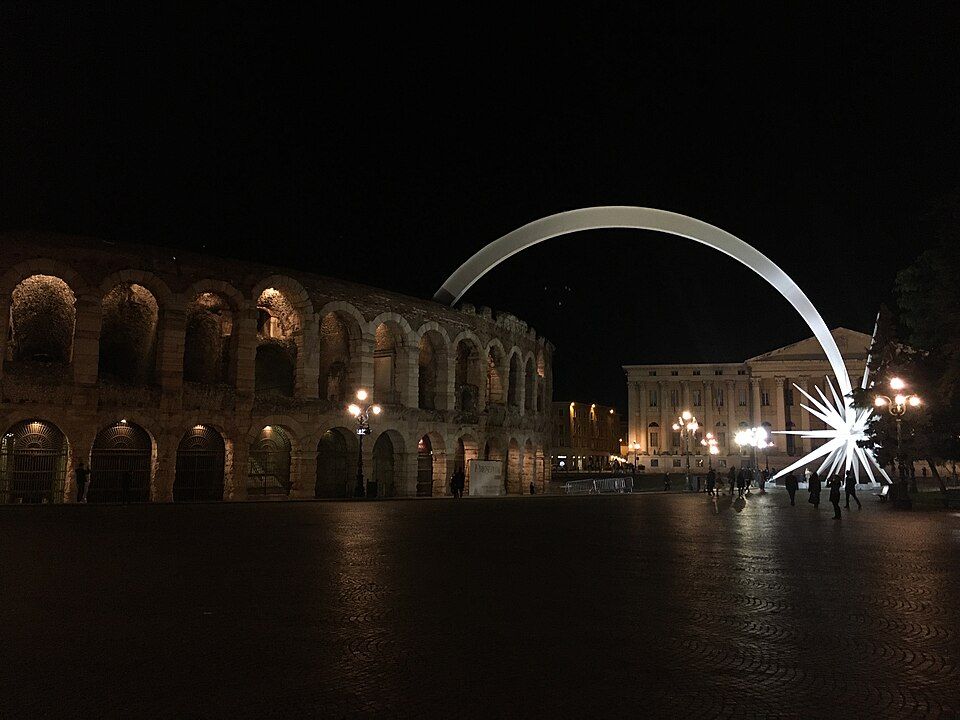 Arena di Verona na náměstí Piazza Bra za soumraku