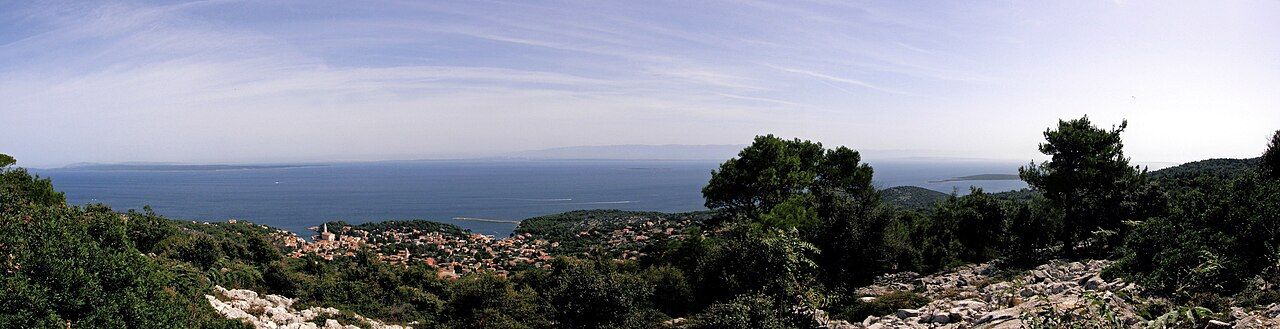 Pohled na Veli Lošinj z vrchu sv. Ivana
