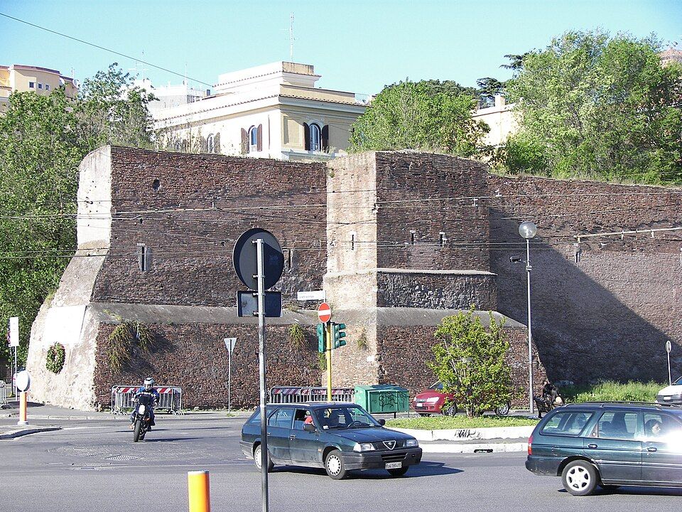 Aureliánovy hradby u Cestiovy pyramidy s bílým mramorovým hrotem v cihlové zdi
