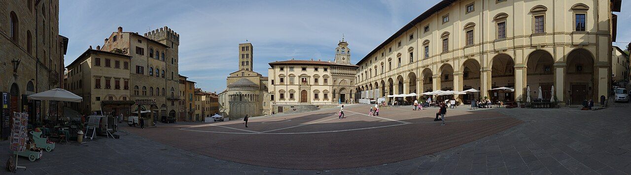 Šikmé náměstí Piazza Grande v Arezzu se středověkými paláci a lodžií