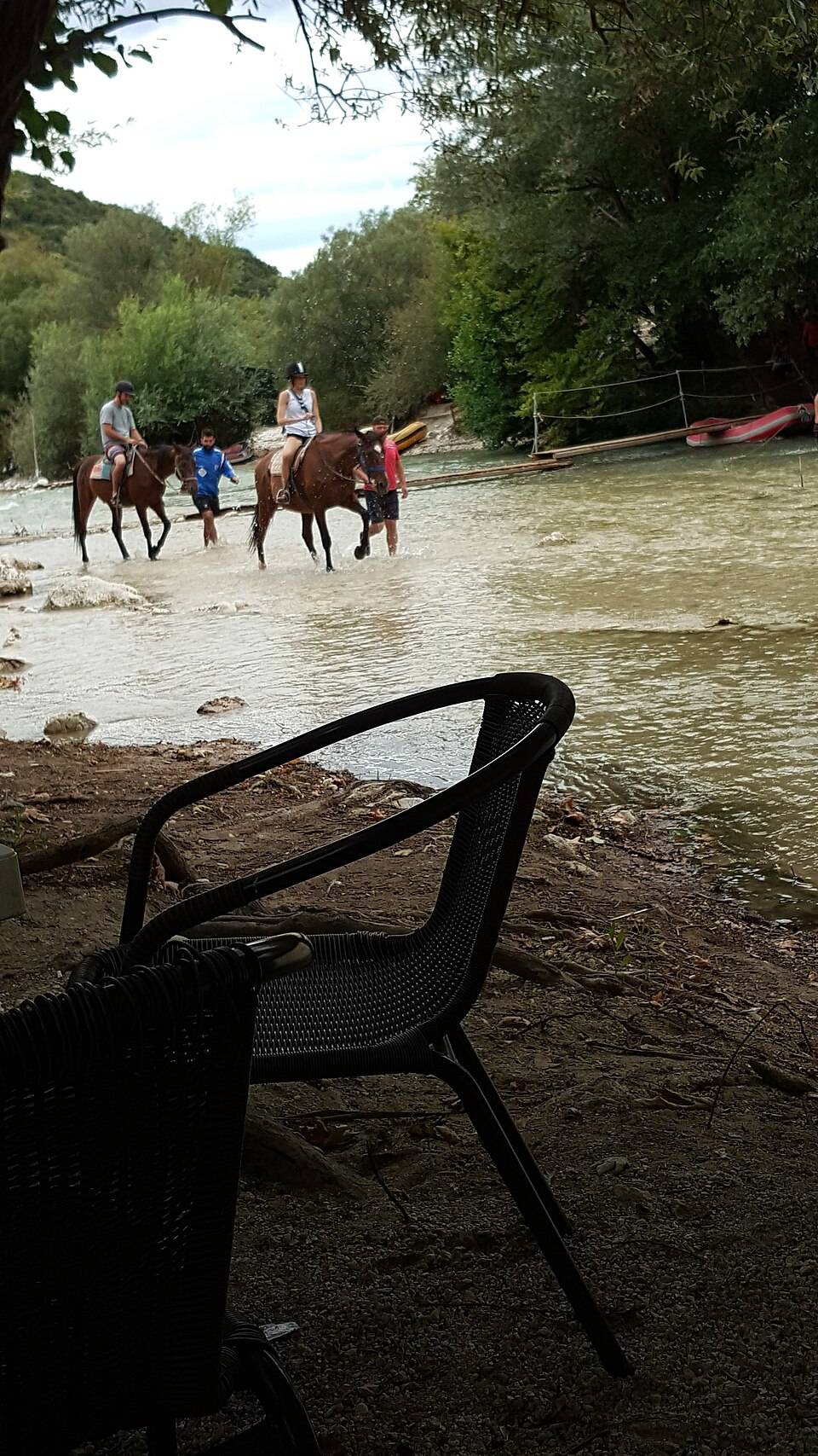 Jezdci na koních v řece Acheron