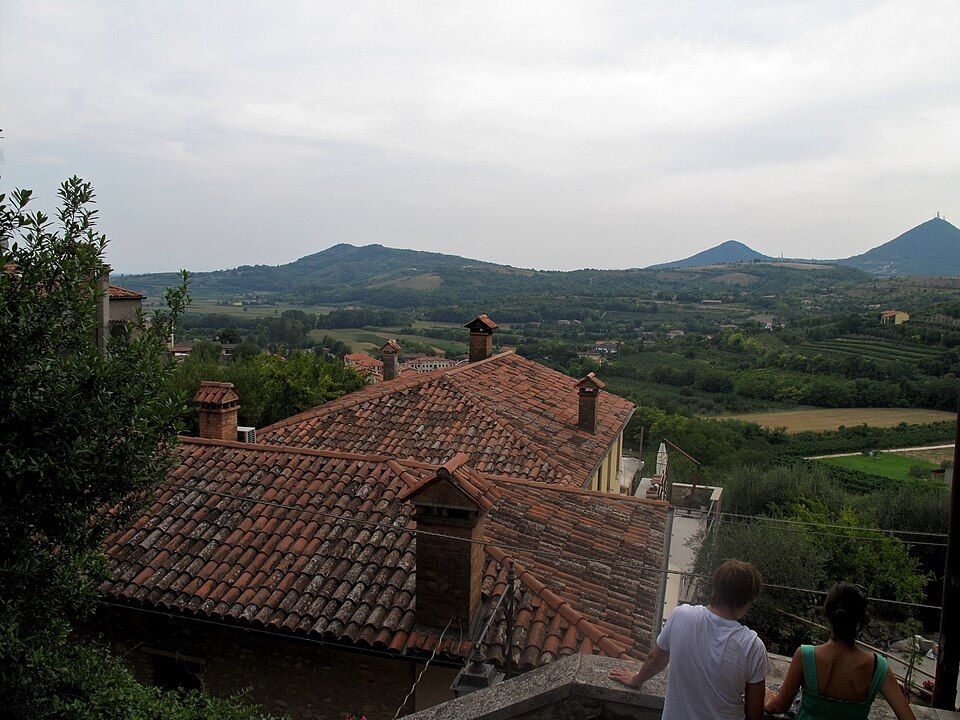 Historická ulice Arquà Petrarca lemovaná kamennými domy