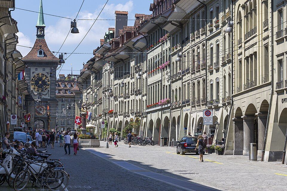 Ulice Kramgasse s podloubím a věží Zytglogge v pozadí
