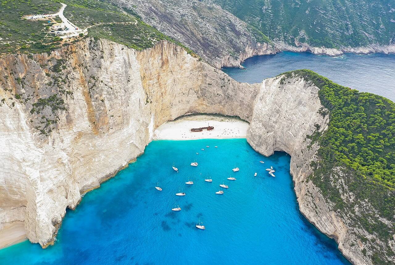 Vrak pašerácké lodi na pláži Navagio na Zakynthu zblízka