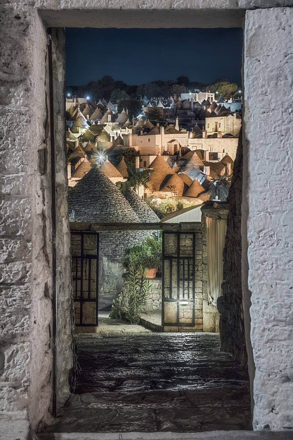 Detail kamenné kupole a symbolů na střeše trullo