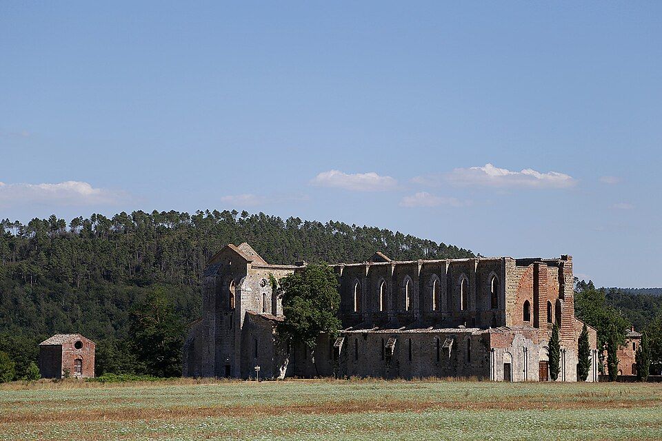 Pohled na presbytář San Galgano z lodě opatství