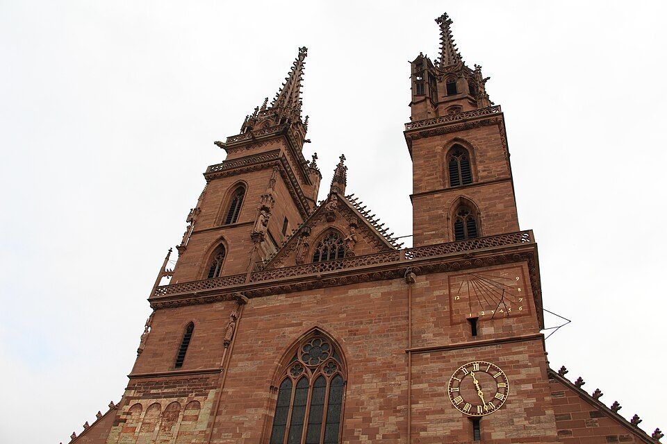 Červený pískovcový Münster v Basileji se dvěma věžemi