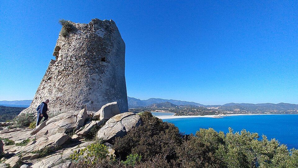 Výhled z Torre di Porto Giunco na zátoku a bílé pláže Villasimius
